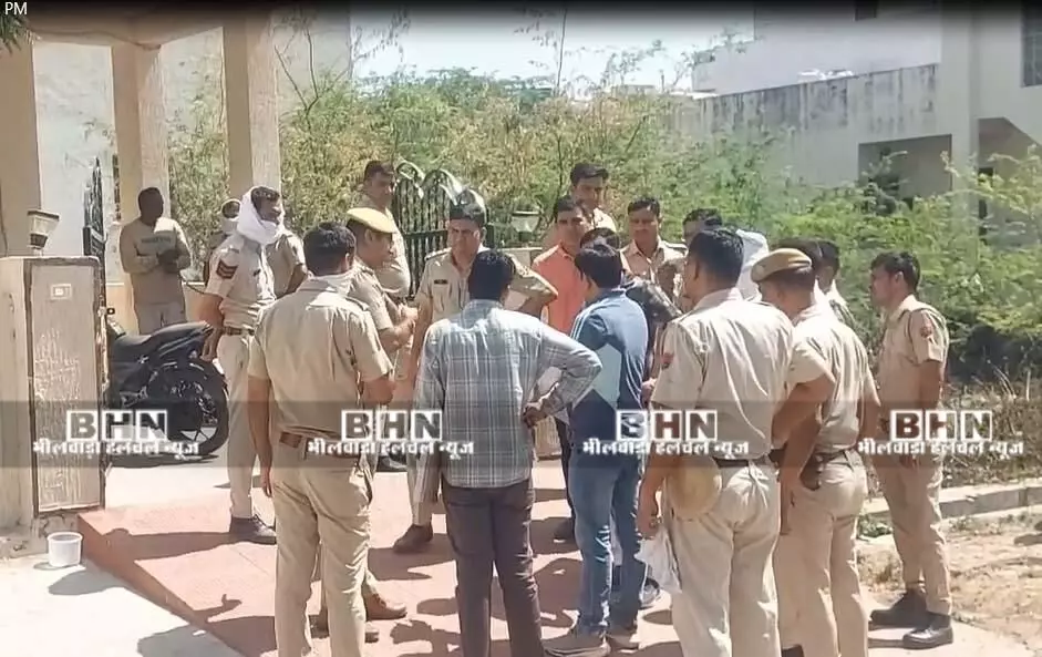 शव जलाने की कोशिश,चौकीदार से पहले की थी दोनों की हत्या, घर में मिले शव, फैली सनसनी