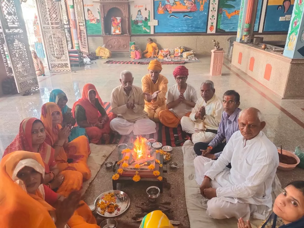 आकोला में प्रज्ञा पुराण व कथा नो कुण्डीय गायत्री महायज्ञ एवं संस्कार महोत्सव में जोड़ों ने पवित्र आहुतियां लगाई आकोला में प्रज्ञा पुराण व कथा नो कुण्डीय गायत्री महायज्ञ एवं संस्कार महोत्सव में जोड़ों ने पवित्र आहुतियां लगाई