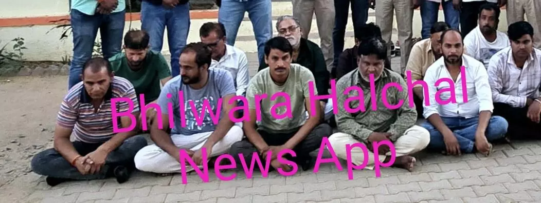 कान्हा रिसोर्ट के कमरे में चल रहा था जुआ, पड़ा छापा, पकड़े गये 12 जुआरी, दो कारें व 4.55 लाख रुपये जब्त कान्हा रिसोर्ट के कमरे में चल रहा था जुआ, पड़ा छापा, पकड़े गये 12 जुआरी, दो कारें व 4.55 लाख रुपये जब्त