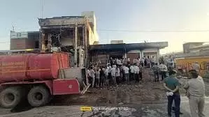 बाइक शोरूम में भीषण आग, १ करोड़ से अधिक के दुपहिया वाहन जलकर राख बाइक शोरूम में भीषण आग, १ करोड़ से अधिक के दुपहिया वाहन जलकर राख