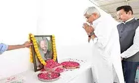 मंत्री शेखावत ने नीरज उधवानी को दी श्रद्धांजलि मंत्री शेखावत ने नीरज उधवानी को दी श्रद्धांजलि