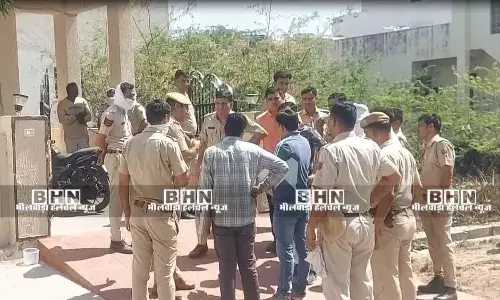 शव जलाने की कोशिश,चौकीदार से पहले की थी दोनों की हत्या, घर में मिले शव, फैली सनसनी