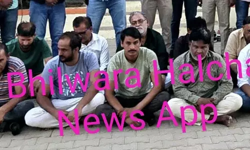 कान्हा रिसोर्ट के कमरे में चल रहा था जुआ, पड़ा छापा, पकड़े गये 12 जुआरी, दो कारें व 4.55 लाख रुपये जब्त