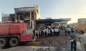 बाइक शोरूम में भीषण आग,   १ करोड़  से अधिक के  दुपहिया वाहन जलकर राख