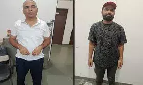 पुलिस निरीक्षक एवं वकील 2 लाख 50 हजार रूपये की रिश्वत लेते गिरफ्तार पुलिस निरीक्षक एवं वकील 2 लाख 50 हजार रूपये की रिश्वत लेते गिरफ्तार