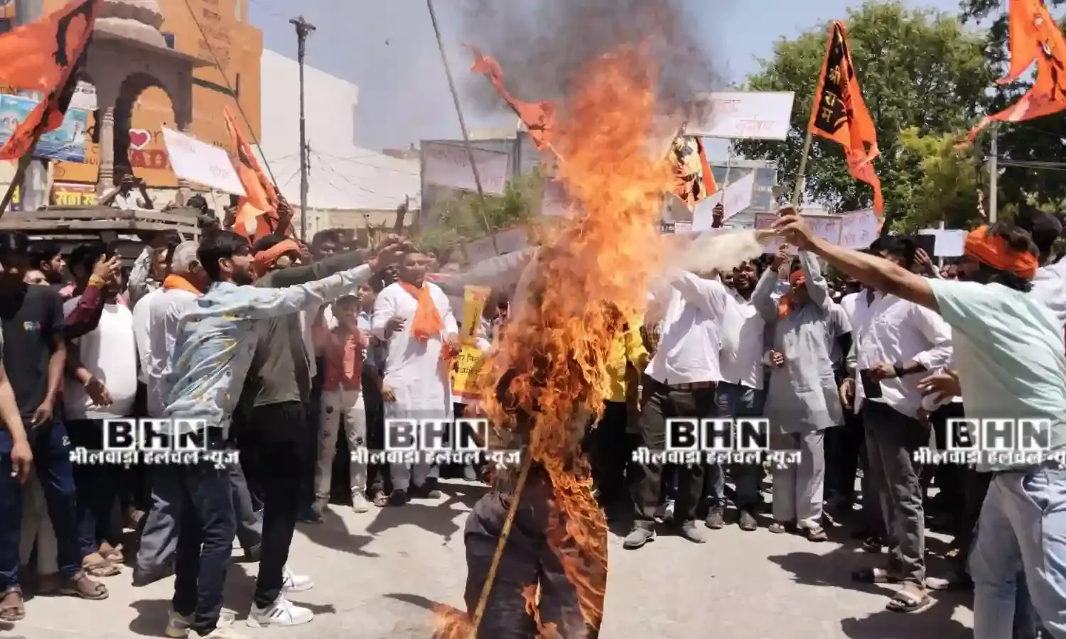 पहलगाम में आतंकी हमले के विरोध में फूंका पुतला, विरोध में बदनोर कस्बे के बाजार रहे बंद पहलगाम में आतंकी हमले के विरोध में फूंका पुतला, विरोध में बदनोर कस्बे के बाजार रहे बंद