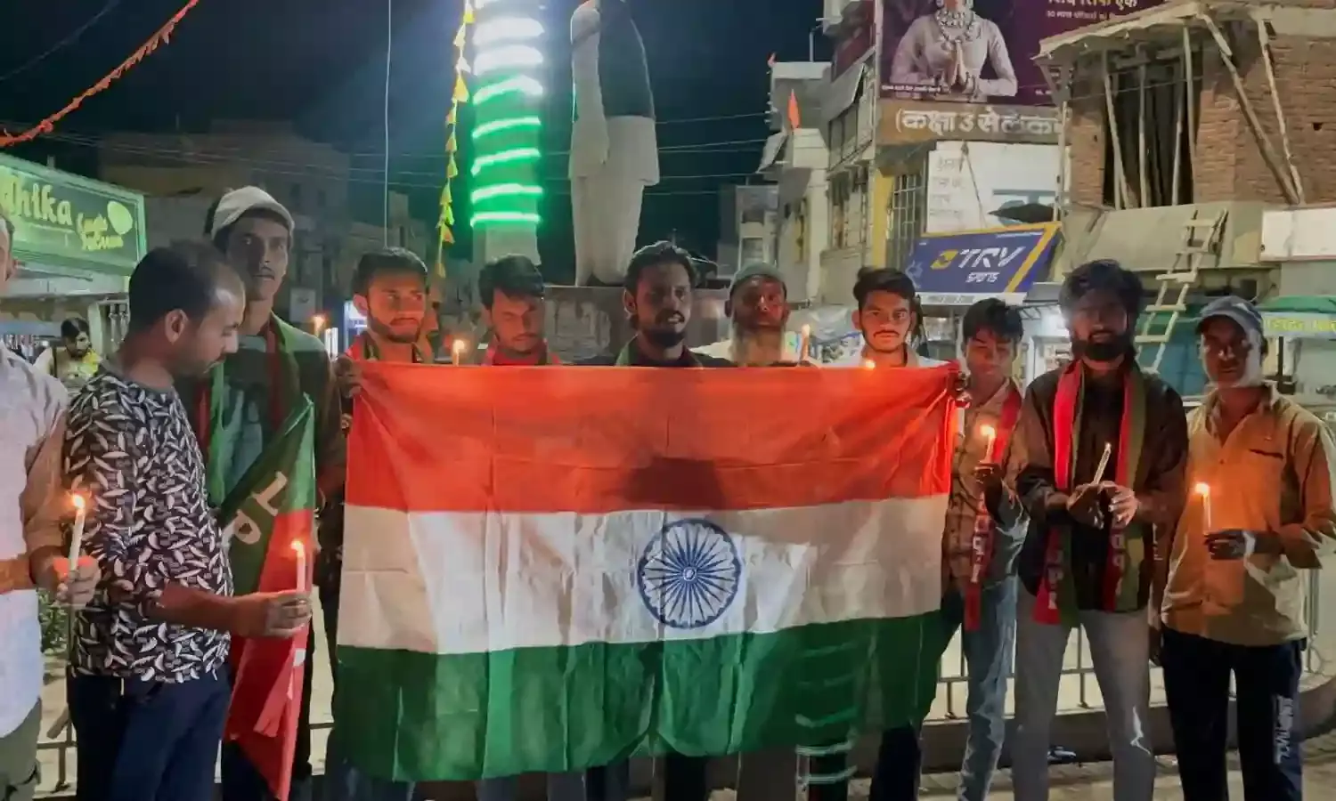 केंडल जलाकर स्टैचू सर्किल पर मृतकों के प्रति जताई संवेदना केंडल जलाकर स्टैचू सर्किल पर मृतकों के प्रति जताई संवेदना