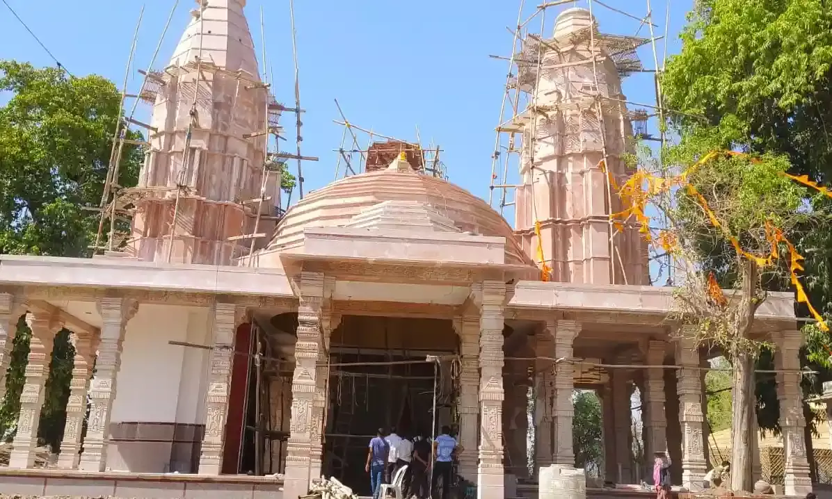 आगूचा गांव की पूर्व दिशा में तालाब के किनारे ऊंचे टीले पर स्थित है यह बालाजी का मंदिर