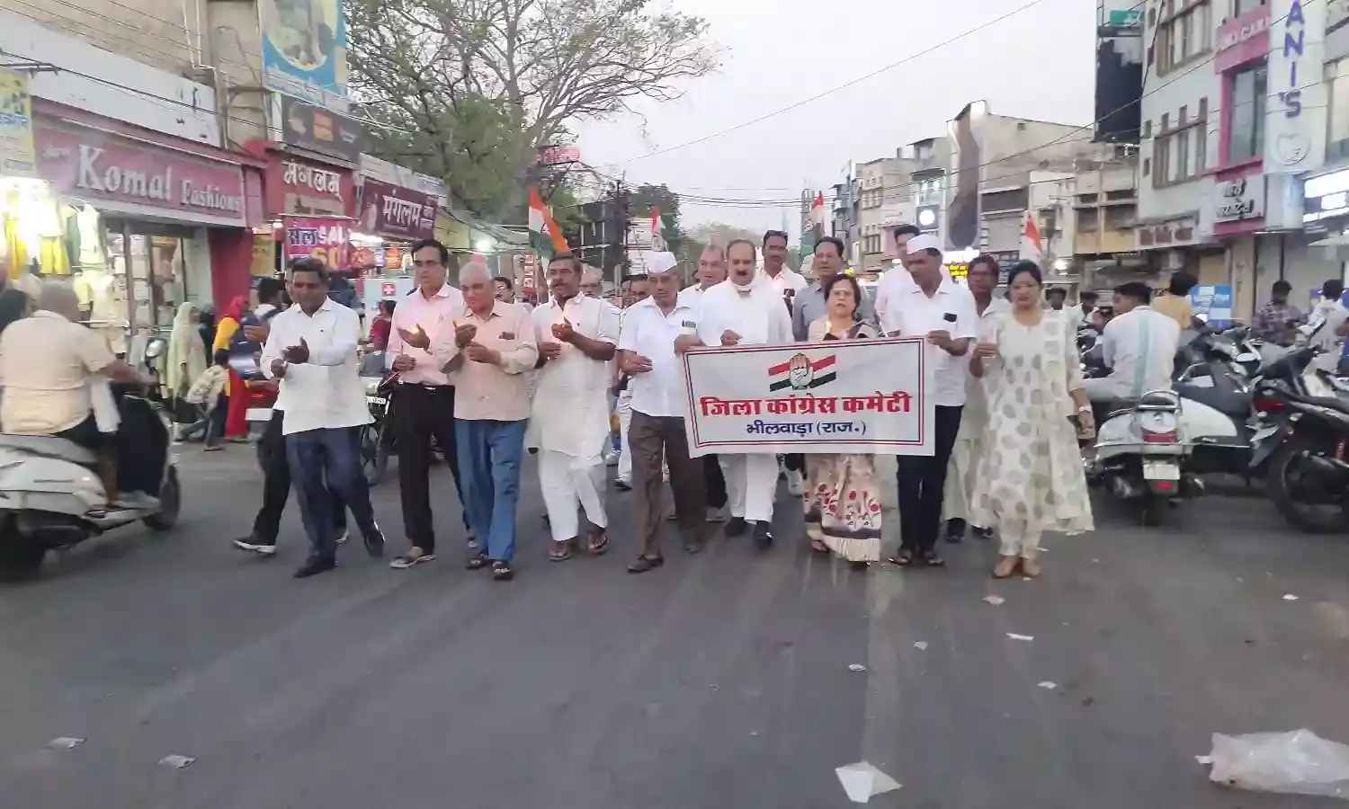कांग्रेस ने केंडल मार्च निकाल कर दी पहलगाम आतंकी हमले के मृतकों को श्रद्धांजलि कांग्रेस ने केंडल मार्च निकाल कर दी पहलगाम आतंकी हमले के मृतकों को श्रद्धांजलि