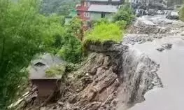 सिक्किम में भूस्खलन , फंसे 1400 से ज्यादा पर्यटकों को सुरक्षित निकाला सिक्किम में भूस्खलन , फंसे 1400 से ज्यादा पर्यटकों को सुरक्षित निकाला