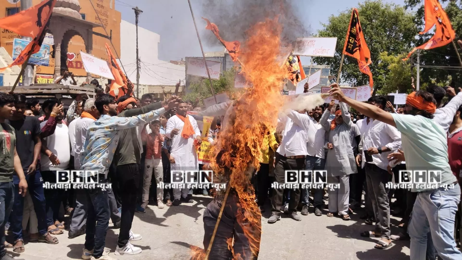 पहलगाम में आतंकी हमले के विरोध में फूंका पुतला, विरोध में बदनोर कस्बे के बाजार रहे बंद पहलगाम में आतंकी हमले के विरोध में फूंका पुतला, विरोध में बदनोर कस्बे के बाजार रहे बंद