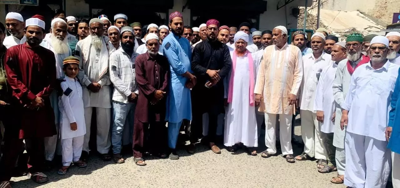 पहलगांव में बेगुनाह लोगों की हत्या की आम मुस्लिम समाज ने की निंदा, काली पट्टी बांधकर अदा की नमाज पहलगांव में बेगुनाह लोगों की हत्या की आम मुस्लिम समाज ने की निंदा, काली पट्टी बांधकर अदा की नमाज
