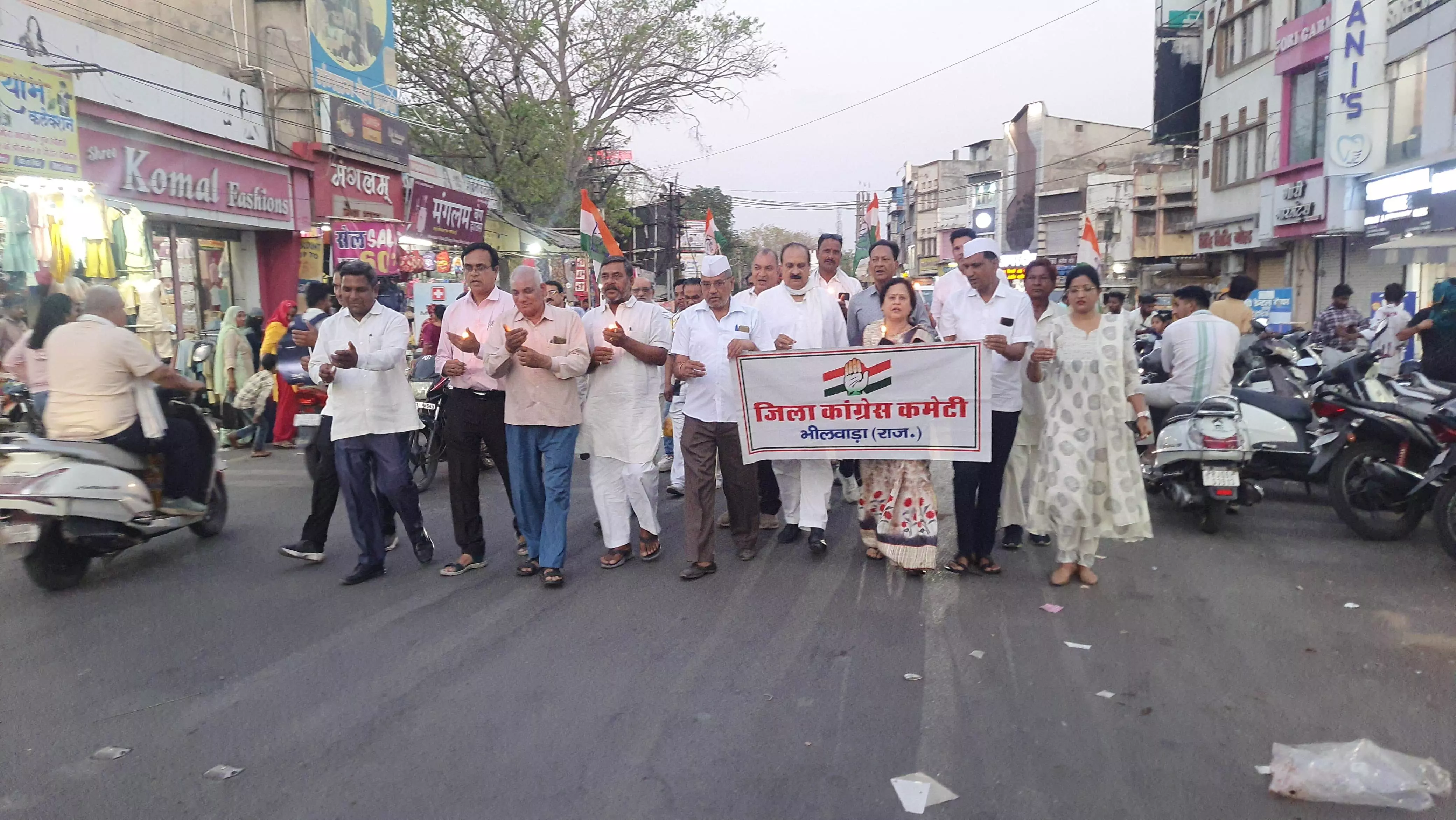 कांग्रेस ने केंडल मार्च निकाल कर दी पहलगाम आतंकी हमले के मृतकों को श्रद्धांजलि कांग्रेस ने केंडल मार्च निकाल कर दी पहलगाम आतंकी हमले के मृतकों को श्रद्धांजलि