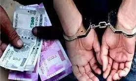 पटवारी को सात हजार की रिश्वत लेते  रंगे हाथों गिरफ्तार