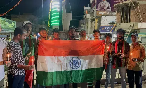 केंडल जलाकर स्टैचू सर्किल पर मृतकों के प्रति जताई संवेदना