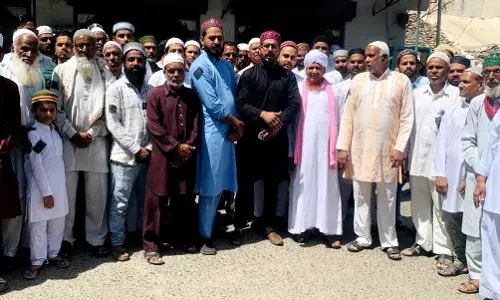 पहलगांव में बेगुनाह लोगों की हत्या की आम मुस्लिम समाज ने की निंदा,  काली पट्टी बांधकर अदा की नमाज