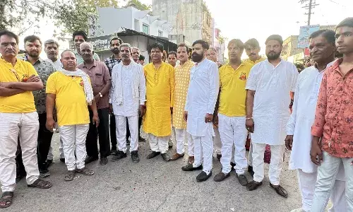 जयकारों के साथ निकली सेन समाज की शोभायात्रा