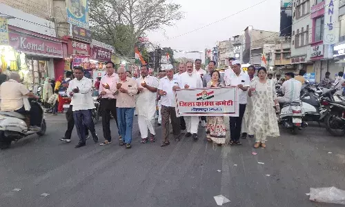 कांग्रेस ने केंडल मार्च निकाल कर दी पहलगाम आतंकी हमले के मृतकों को श्रद्धांजलि