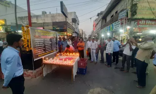 आतंकी हमले में जान गंवाने वाले लोगों को दी श्रद्धांजलि