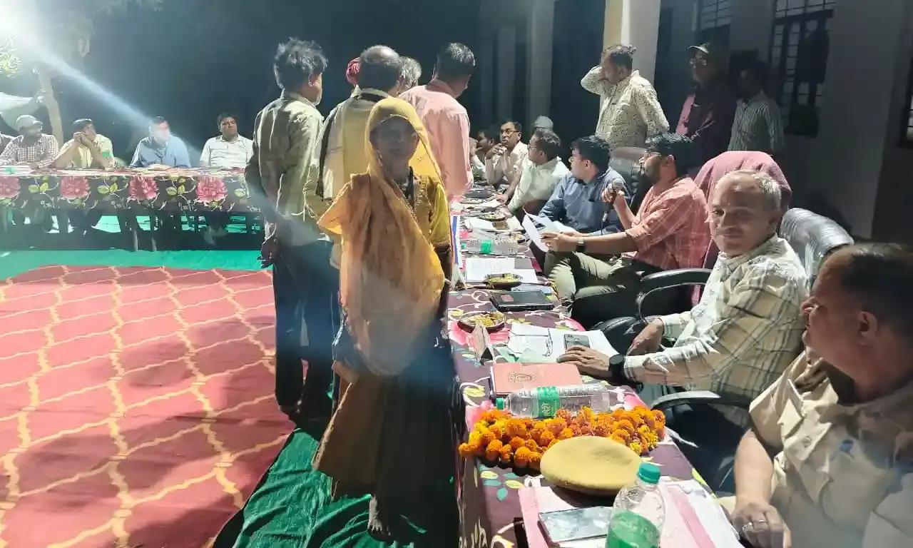 गंधेर में रात्रि चौपाल , 20 परिवादों में से अधिकांश का मौके पर हुआ निस्तारण गंधेर में रात्रि चौपाल , 20 परिवादों में से अधिकांश का मौके पर हुआ निस्तारण