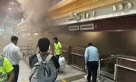 लाहौर अंतरराष्ट्रीय हवाई अड्डे पर भीषण आग लगने से अफरा-तफरी मची, उड़ानें बाधित लाहौर अंतरराष्ट्रीय हवाई अड्डे पर भीषण आग लगने से अफरा-तफरी मची, उड़ानें बाधित