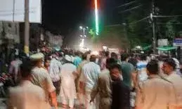 बीजेपी विधायक बालमुकुंदाचार्य की गिरफ्तारी की मांग , बाजार बंद कराने पहुंचे मुस्लिम लोग, पुलिस ने किया लाठीचार्ज बीजेपी विधायक बालमुकुंदाचार्य की गिरफ्तारी की मांग , बाजार बंद कराने पहुंचे मुस्लिम लोग, पुलिस ने किया लाठीचार्ज