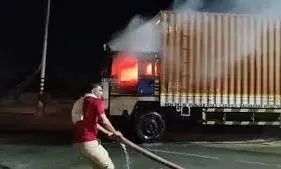 कोयले से भरे कंटेनर ट्रक में लगी भीषण आग, टला बड़ा हादसा कोयले से भरे कंटेनर ट्रक में लगी भीषण आग, टला बड़ा हादसा