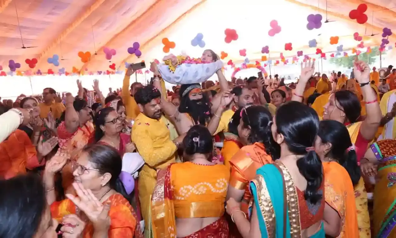 हरणी वृद्दाश्रम में भागवत कथा के चौथे दिन कृष्ण जन्मोत्सव पर झूमें श्रद्धालु हरणी वृद्दाश्रम में भागवत कथा के चौथे दिन कृष्ण जन्मोत्सव पर झूमें श्रद्धालु