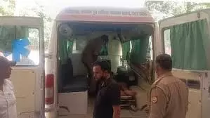 एंबुलेंस पर पलटा गिट्टी लदा ट्रक ,गर्भवती महिला समेत चार की मौत एंबुलेंस पर पलटा गिट्टी लदा ट्रक ,गर्भवती महिला समेत चार की मौत