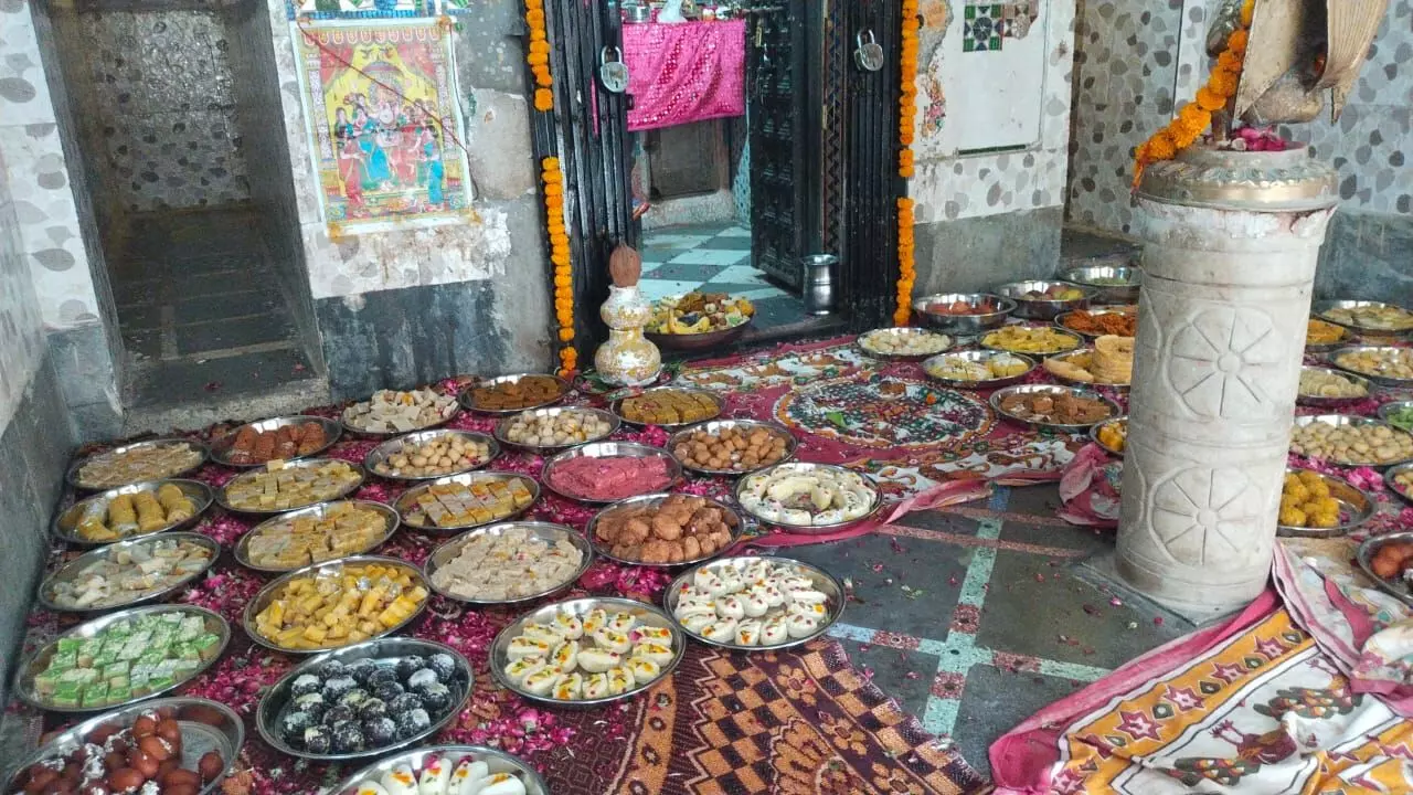 चावंडिया फूलडोल महोत्सव- ठाकुर जी का केसर से अभिषेक कर लगाया छप्पन भोग चावंडिया फूलडोल महोत्सव- ठाकुर जी का केसर से अभिषेक कर लगाया छप्पन भोग
