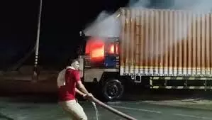 कोयले से भरे कंटेनर ट्रक में लगी भीषण आग, टला बड़ा हादसा कोयले से भरे कंटेनर ट्रक में लगी भीषण आग, टला बड़ा हादसा