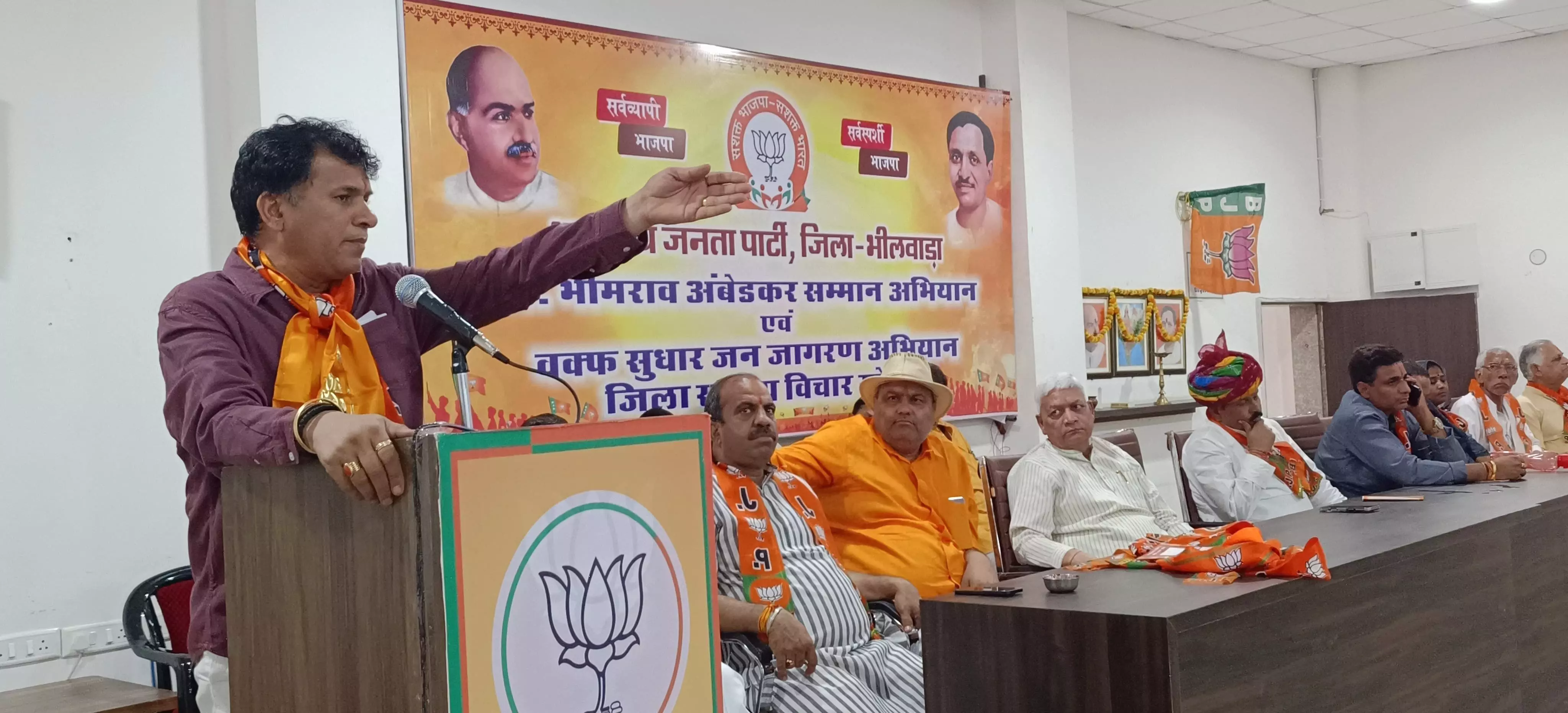 वक्फ की संपत्तियों पर कांग्रेस नेताओं ने लुटेरा बन कब्जे किए - कैलाश चौधरी