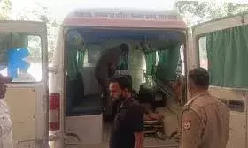 एंबुलेंस पर पलटा गिट्टी लदा ट्रक ,गर्भवती महिला समेत चार की मौत