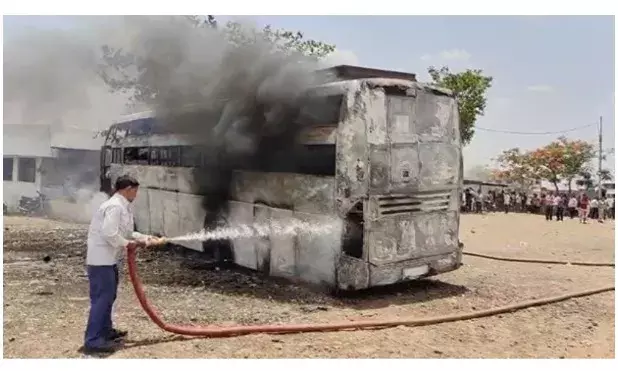 होटल पर खड़ी बस में लगी आग, एक यात्री झुलसा, सामान ओर बस  खाक