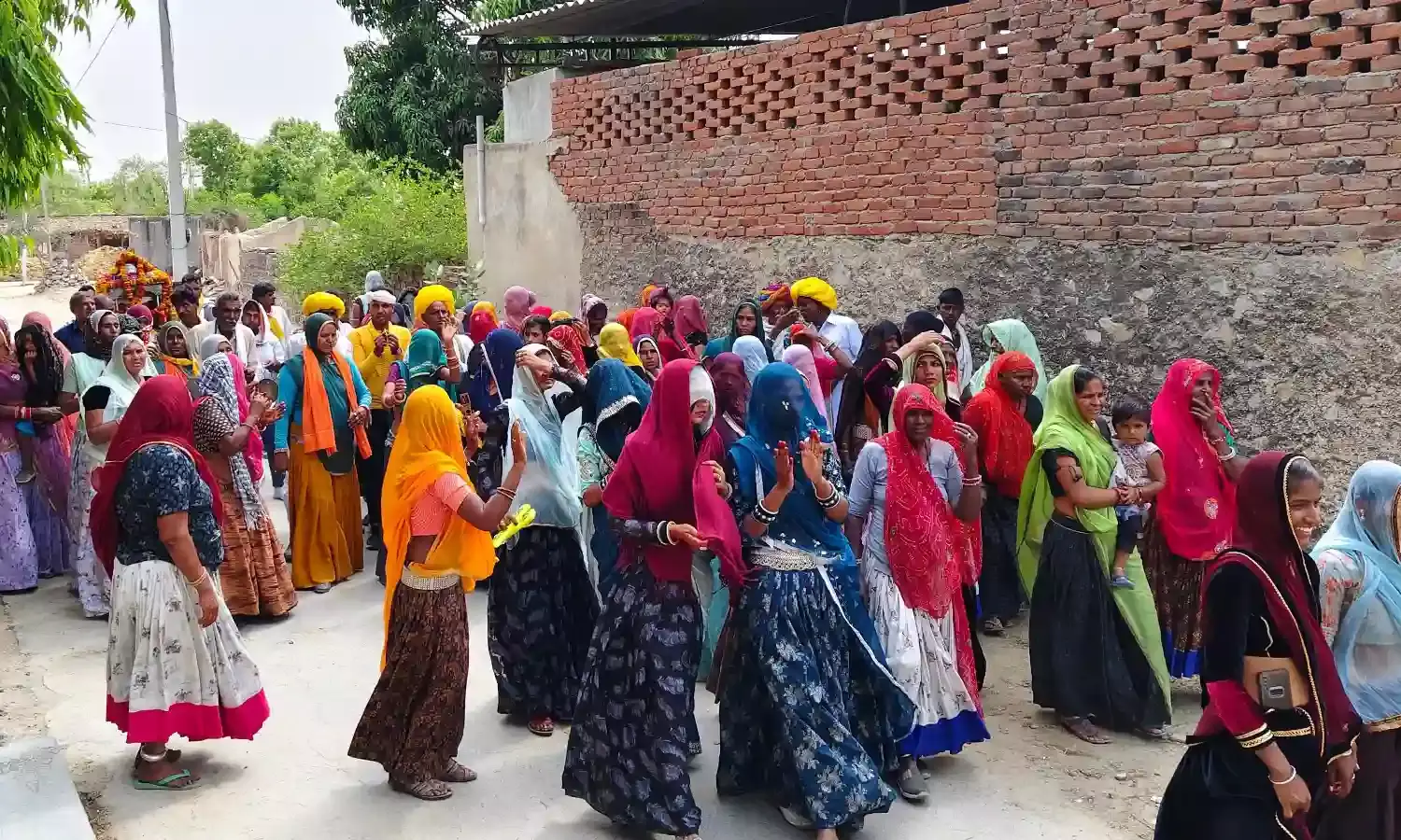 ढ़ेलाणा में चारभुजानाथ की शोभायात्रा के साथ हरि बोल प्रभात फेरी निकाली