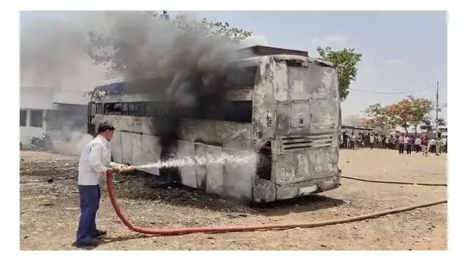 होटल पर खड़ी बस में लगी आग, एक यात्री झुलसा, सामान ओर बस खाक होटल पर खड़ी बस में लगी आग, एक यात्री झुलसा, सामान ओर बस खाक