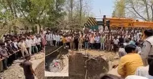 मंदसौर में मोटर साइकिल से टकराकर वैन कुएं में गिरी, 12लोगों की मौत मंदसौर में मोटर साइकिल से टकराकर वैन कुएं में गिरी, 12लोगों की मौत