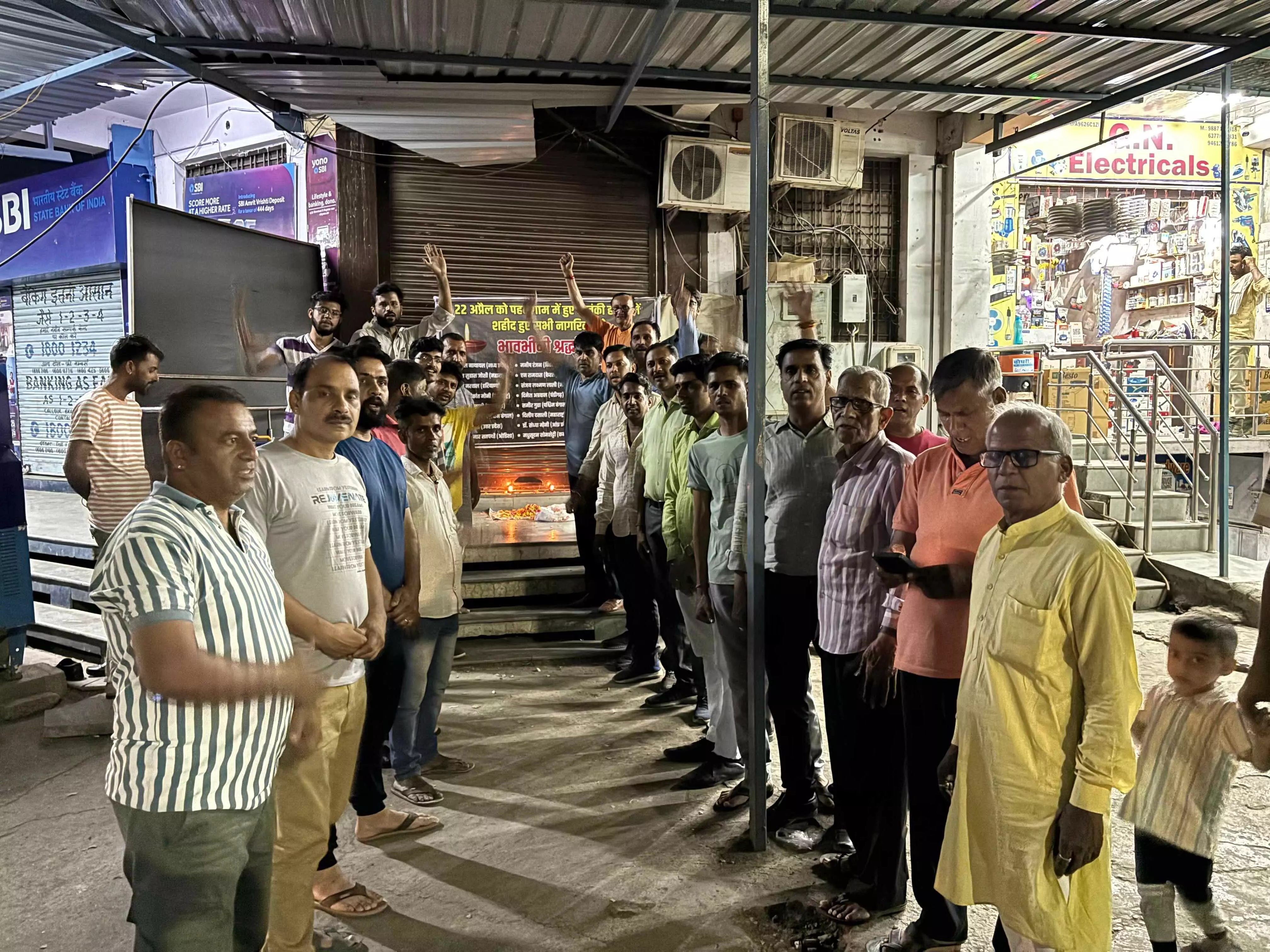 शहीदों को श्रद्धांजलि अर्पित शहीदों को श्रद्धांजलि अर्पित