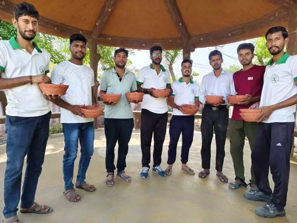 परिंडे बांधे, बुझाई पौधों की प्यास व लगाए पौधे परिंडे बांधे, बुझाई पौधों की प्यास व लगाए पौधे