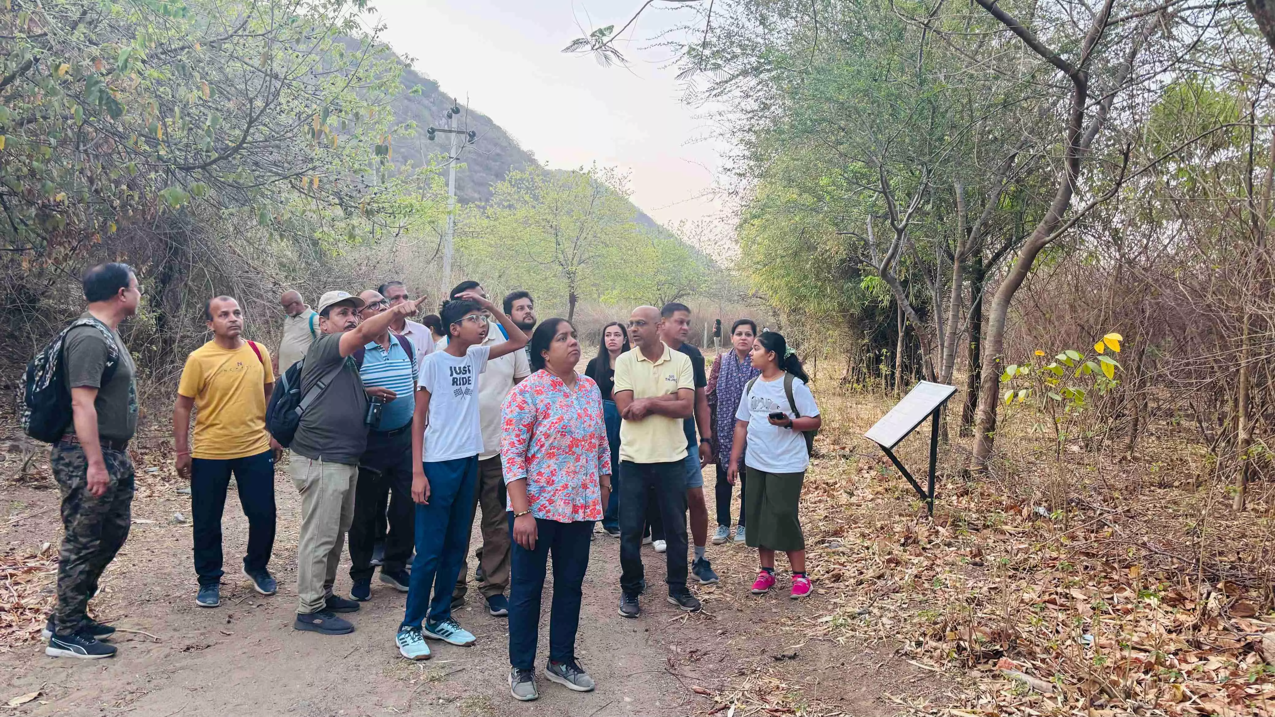 वन क्षेत्र का किया भ्रमण, जैव विविधता के बारे में जाना वन क्षेत्र का किया भ्रमण, जैव विविधता के बारे में जाना
