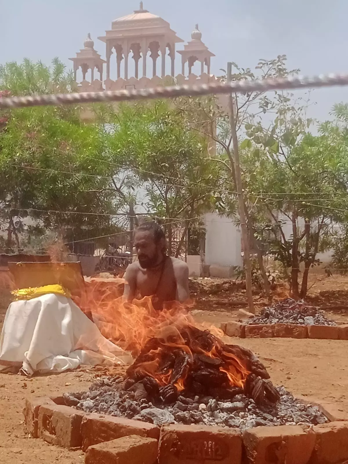 लाडपुरा में साबलिया महादेव मन्दिर पर गुरु महाराज की अग्नि तपस्या 21 दिन की लाडपुरा में साबलिया महादेव मन्दिर पर गुरु महाराज की अग्नि तपस्या 21 दिन की
