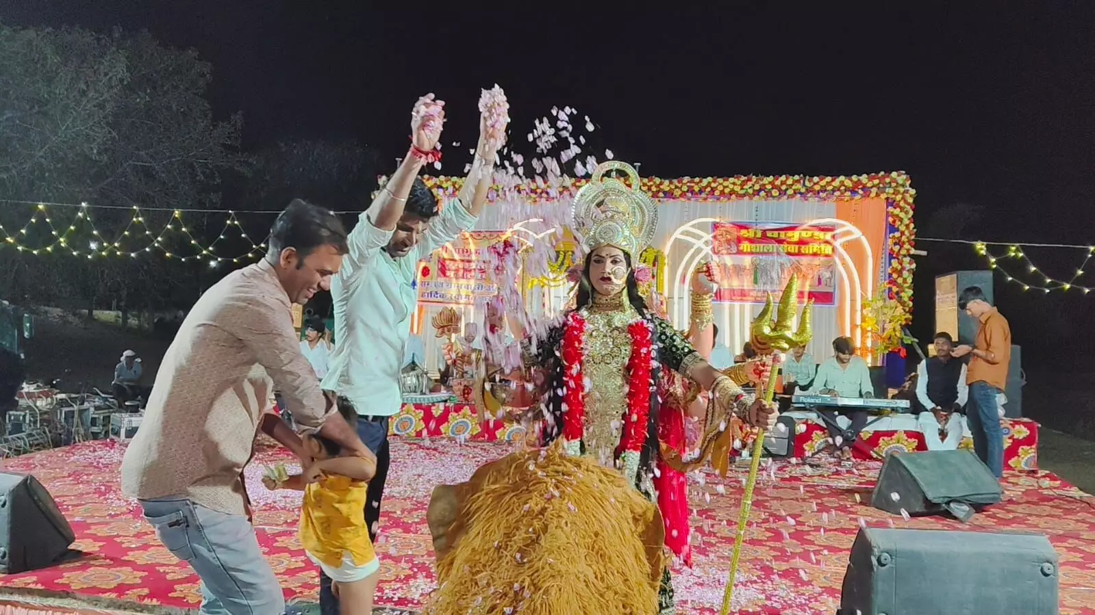 चावंडिया फूलडोल महोत्सव- भजनों पर झूमे श्रद्धालु चावंडिया फूलडोल महोत्सव- भजनों पर झूमे श्रद्धालु