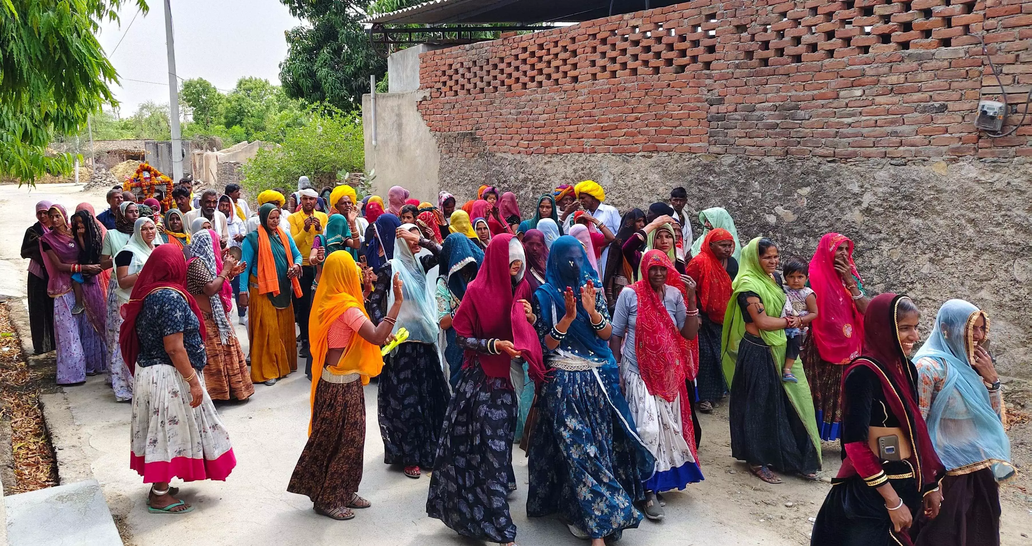 ढ़ेलाणा में चारभुजानाथ की शोभायात्रा के साथ हरि बोल प्रभात फेरी निकाली ढ़ेलाणा में चारभुजानाथ की शोभायात्रा के साथ हरि बोल प्रभात फेरी निकाली