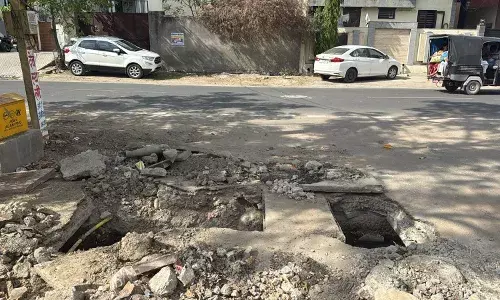 खुले पड़े नाली के ढक्कन दे रहे हैं हादसों को निमंत्रण