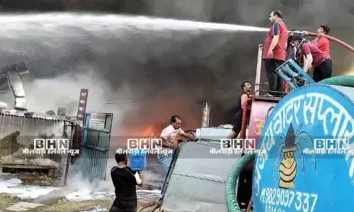 पालड़ी में आग का तांडव, तीन फैक्ट्रियां जलीं, आधा दर्जन से ज्यादा दमकलों की मदद से काबू हुई आग, करोड़ों रुपये का नुकसान पालड़ी में आग का तांडव, तीन फैक्ट्रियां जलीं, आधा दर्जन से ज्यादा दमकलों की मदद से काबू हुई आग, करोड़ों रुपये का नुकसान