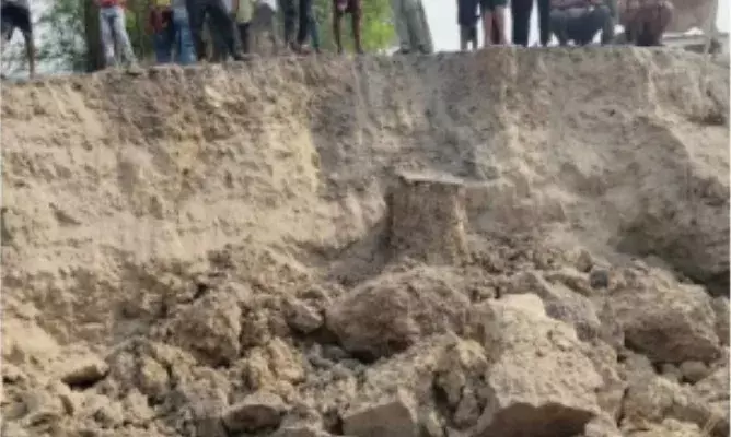 मिट्टी का टीला धंसने से पांच लोगों की मौत, तीन अन्य की हालत गंभीर