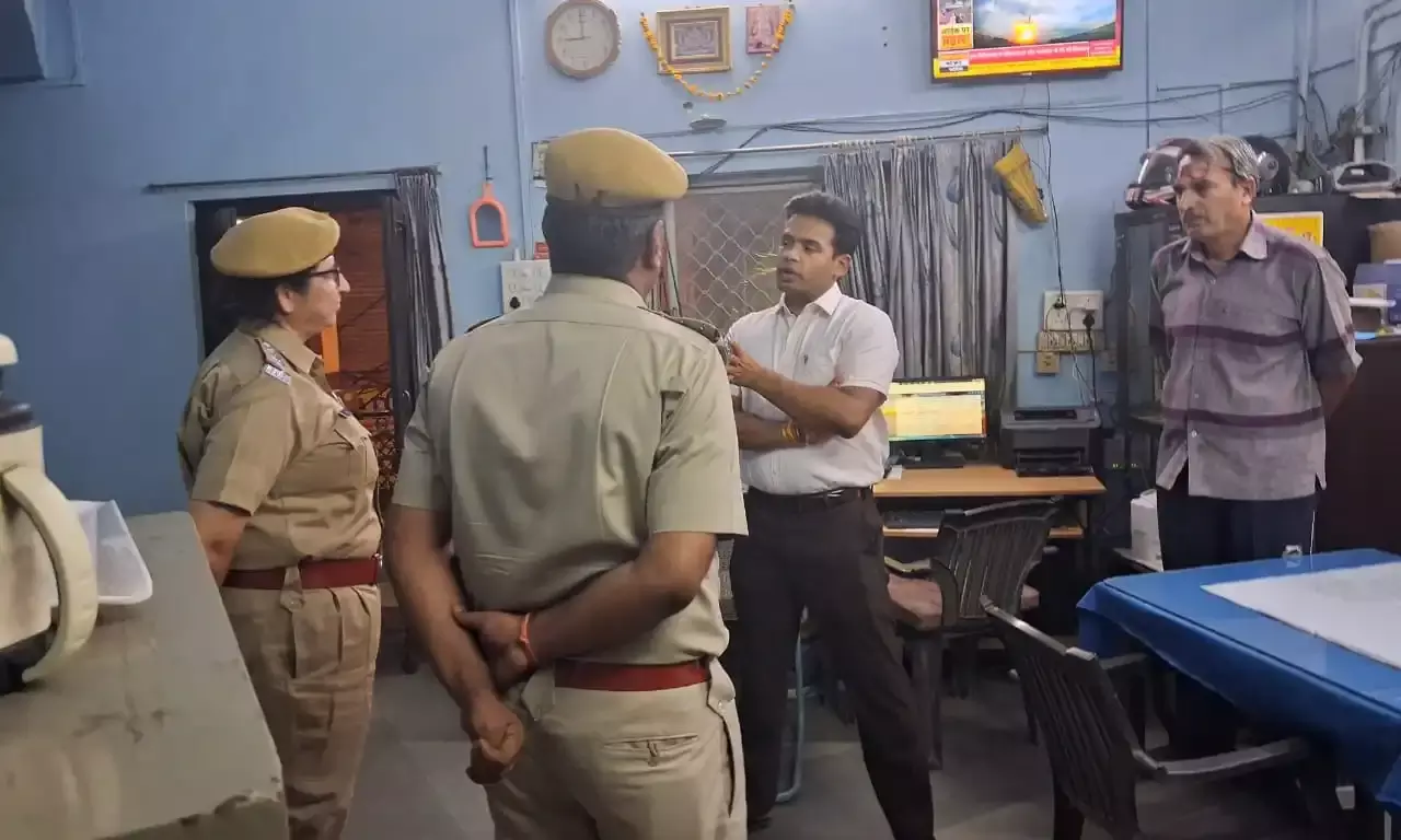 जिला कलक्टर ने किया पुलिस कंट्रोल रूम का औचक निरीक्षण