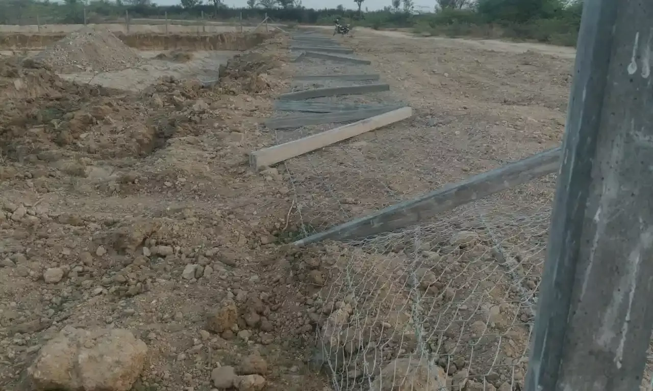खेत में लगे सीमेंट के 70 पिलर तोड़े
