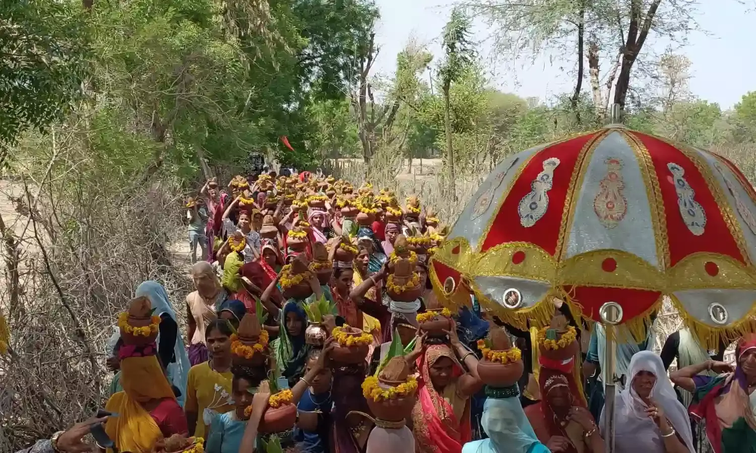दोवनी गांव में विष्णु महायज्ञ 151 जल कलशों की शोभायात्रा के साथ प्रारंभ