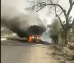 चिंगारी से भड़क उठी आग, देखते ही देखते आग का गोला बनी ट्रैक्टर ट्रॉली चिंगारी से भड़क उठी आग, देखते ही देखते आग का गोला बनी ट्रैक्टर ट्रॉली